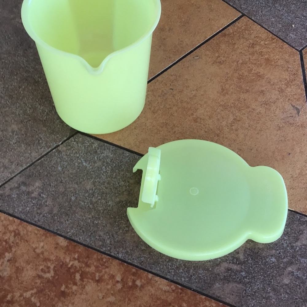 Tupperware cream pitcher. - Picture 4 of 4